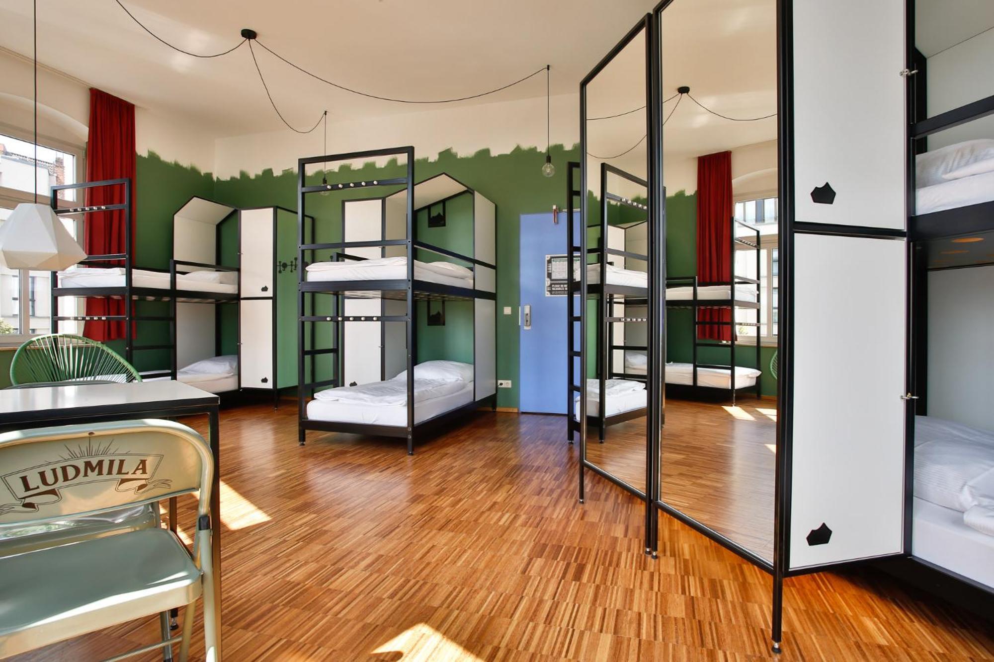 The Circus Hostel Берлин Екстериор снимка